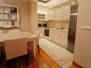 Trosoban stan na Starom gradu za izdavanje,100m2